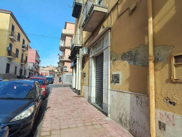 Locale Commerciale in affitto a Rione Bognar, Pozzuoli