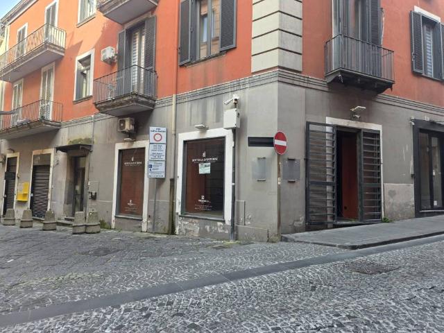 Locale Commerciale in affitto a Rione Ortodonico, Pozzuoli