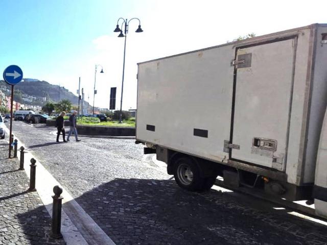 Locale Commerciale in affitto a Rione Ortodonico, Pozzuoli