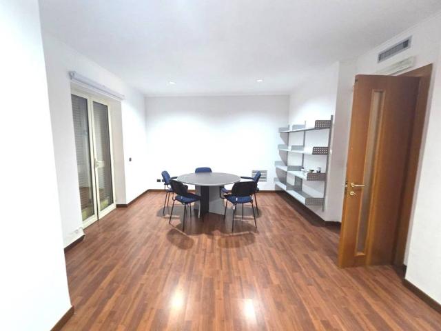 Locale Commerciale in affitto a Arco Felice, Pozzuoli
