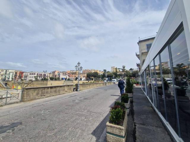 Locale Commerciale in affitto a Rione Bognar, Pozzuoli