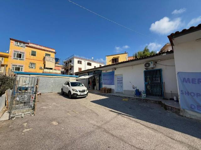 Locale Commerciale in affitto a Arco Felice, Pozzuoli