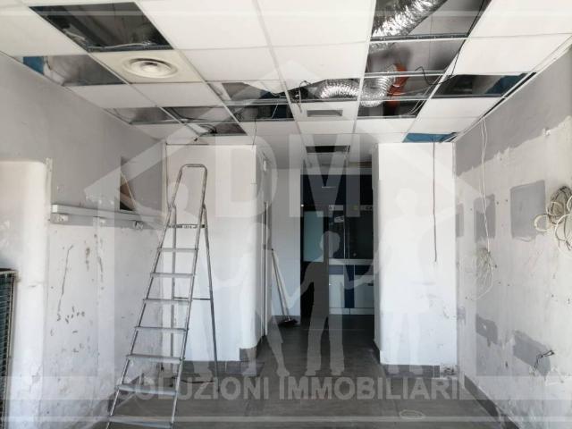 Locale Commerciale in affitto a Rione Bognar, Pozzuoli