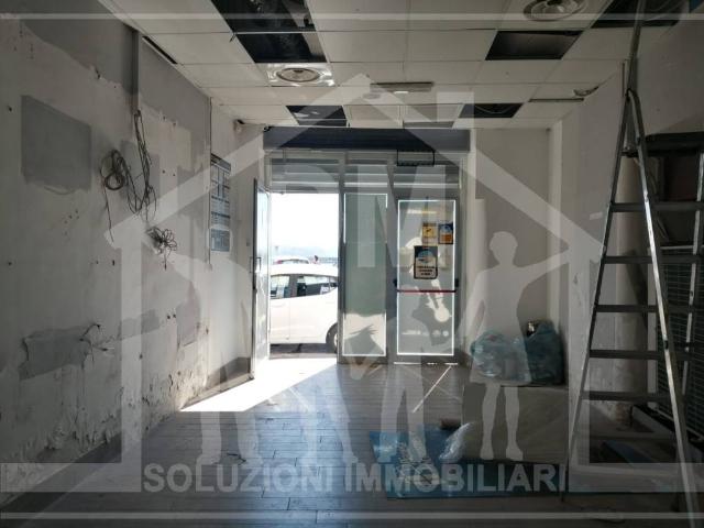 Locale Commerciale in affitto a Rione Bognar, Pozzuoli