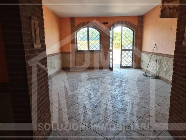 Locale Commerciale in affitto a Pozzuoli, Campania