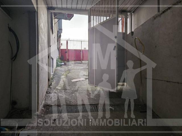 Locale Commerciale in affitto a Pozzuoli, Campania
