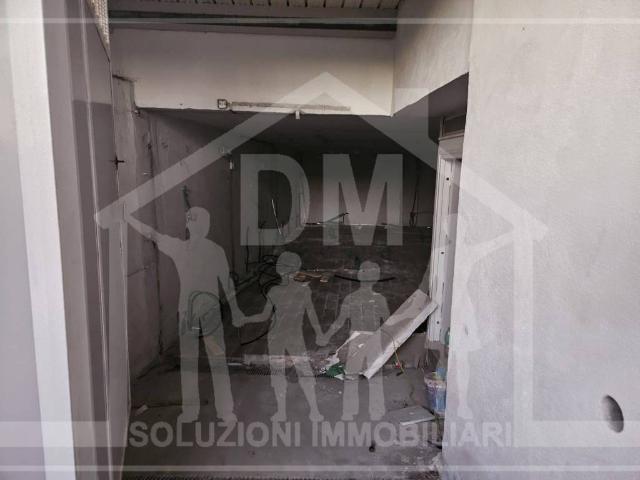 Locale Commerciale in affitto a Pozzuoli, Campania