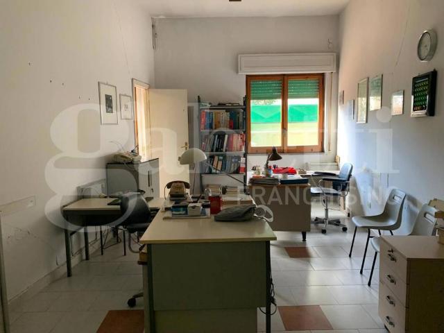 Locale Commerciale in affitto a Pisciarelli, Pozzuoli