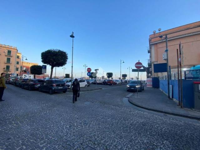 Locale Commerciale in affitto a Rione Ortodonico, Pozzuoli