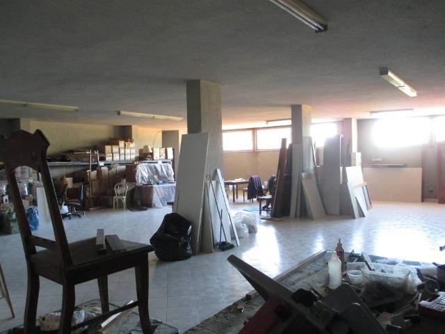 Locale Commerciale in affitto a Pozzuoli, Campania