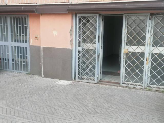 Locale Commerciale in affitto a Rione Bognar, Pozzuoli