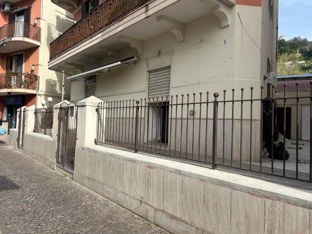 Locale Commerciale in affitto a Rione Bognar, Pozzuoli