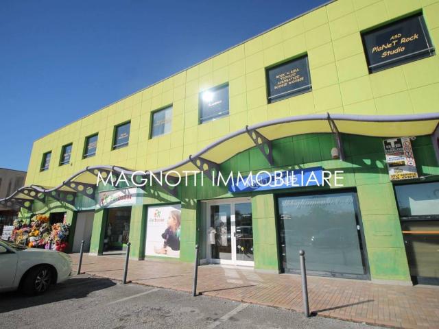 Locale Commerciale in affitto a Pozzuolo Del Friuli, Friuli-Venezia Giulia