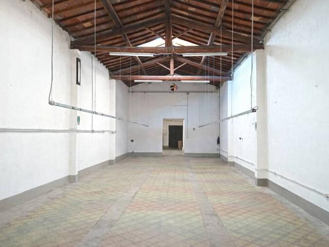 Locale Commerciale in affitto a Prato, Toscana