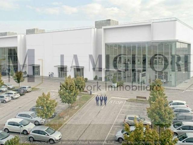 Locale Commerciale in affitto a Le Badie, Prato