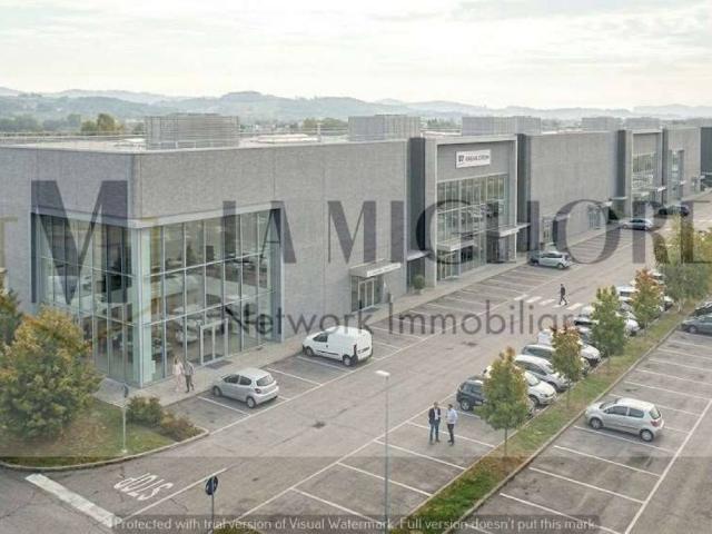 Locale Commerciale in affitto a Le Badie, Prato