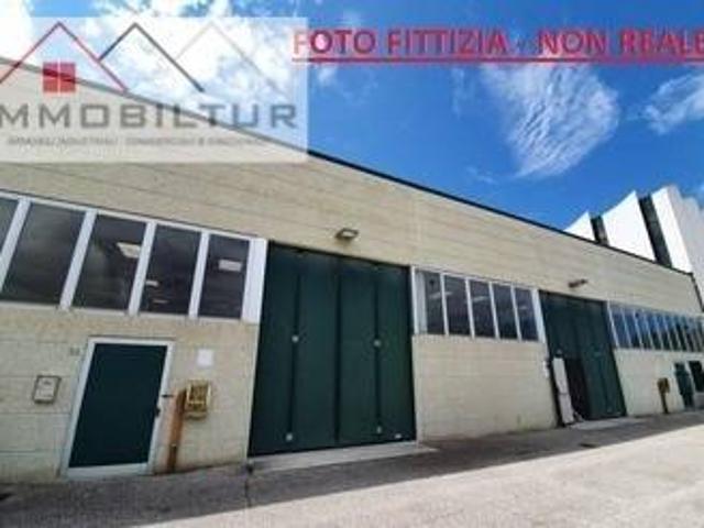 Locale Commerciale in affitto a Mezzana, Prato