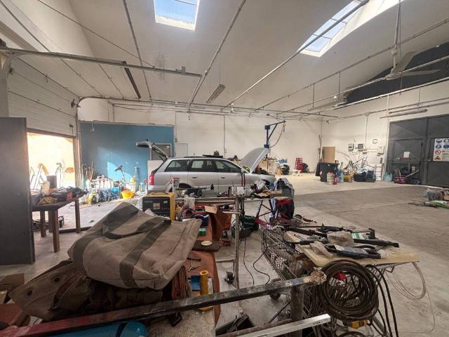 Locale Commerciale in affitto a Le Badie, Prato