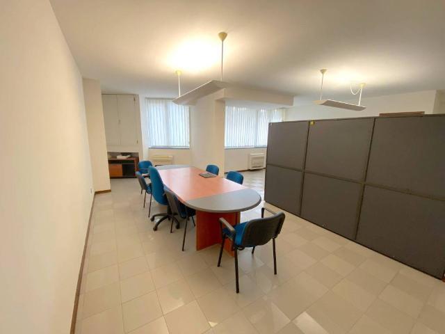 Locale Commerciale in affitto a il Cantiere, Prato