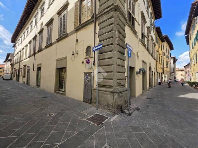 Locale Commerciale in affitto a Prato, Toscana