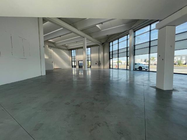Locale Commerciale in affitto a Le Badie, Prato