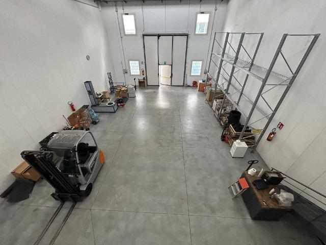 Locale Commerciale in affitto a Casale, Prato