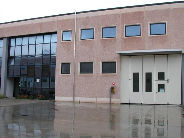 Locale Commerciale in affitto a Santa Maria, Campi Bisenzio