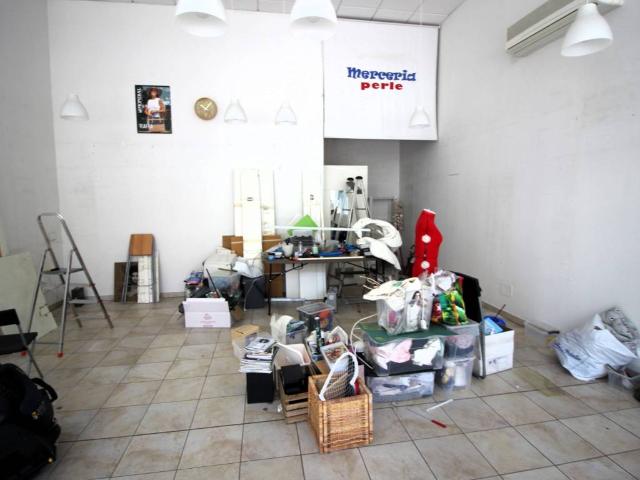 Locale Commerciale in affitto a Centro Direzionale, Prato