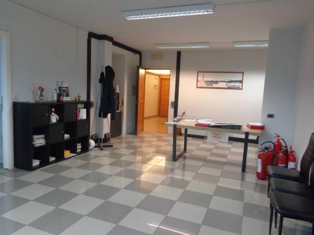 Locale Commerciale in affitto a Le Badie, Prato