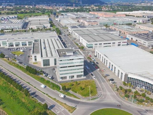 Locale Commerciale in affitto a Le Badie, Prato