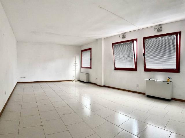 Locale Commerciale in affitto a Centro Direzionale, Prato