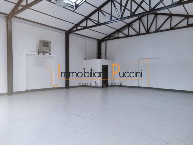 Locale Commerciale in affitto a Centro Direzionale, Prato