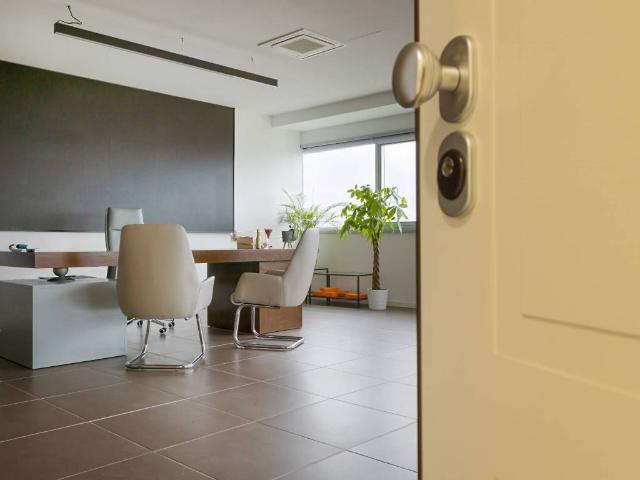 Locale Commerciale in affitto a Le Badie, Prato