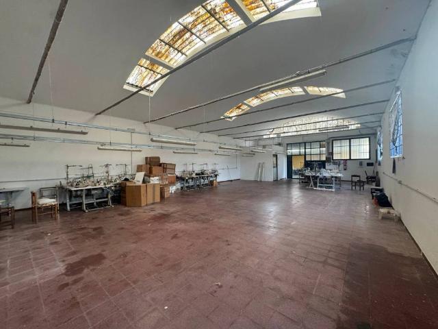 Locale Commerciale in affitto a Vergaio, Prato