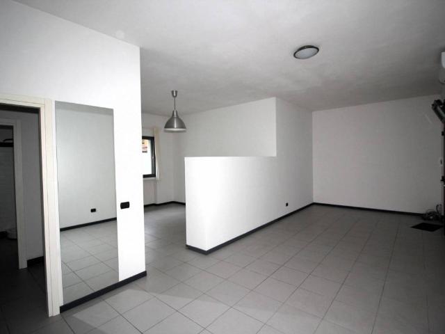 Locale Commerciale in affitto a Mezzana, Prato