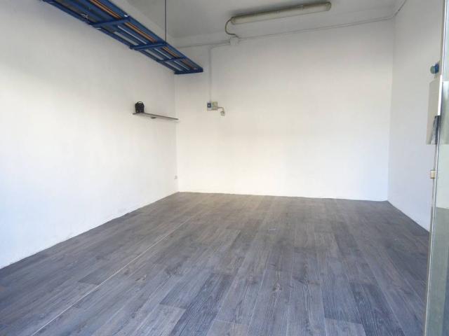 Locale Commerciale in affitto a Grignano, Prato