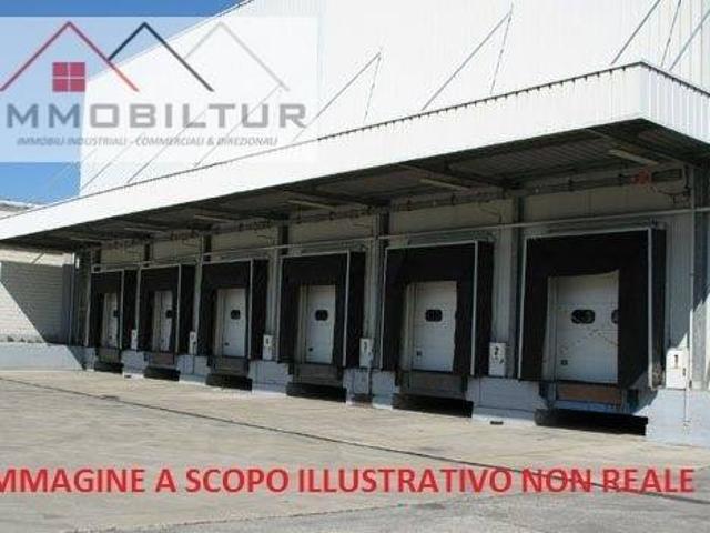 Locale Commerciale in affitto a Mezzana, Prato