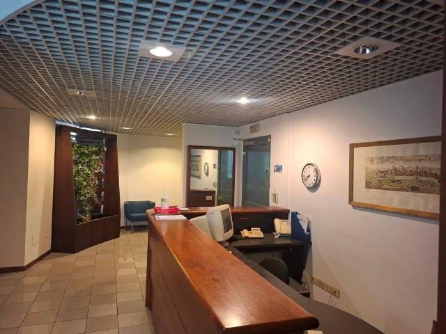 Locale Commerciale in affitto a il Cantiere, Prato