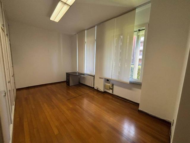 Locale Commerciale in affitto a Mezzana, Prato