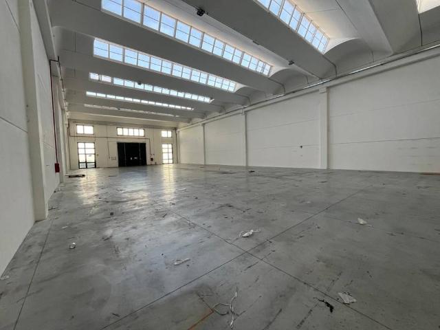 Locale Commerciale in affitto a Prato, Campostino