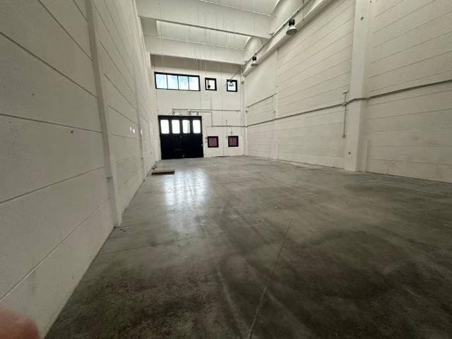 Locale Commerciale in affitto a Casa Bartolini, Prato