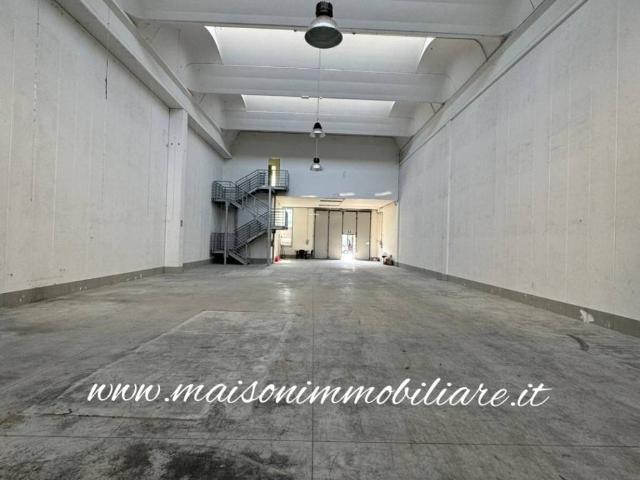 Locale Commerciale in affitto a Mezzana, Prato