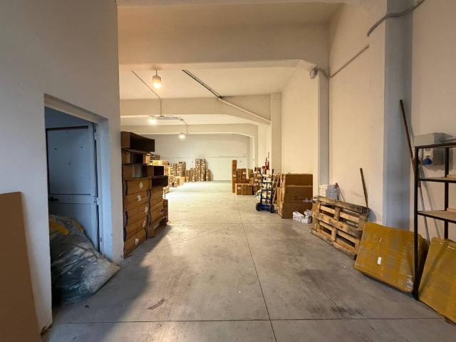 Locale Commerciale in affitto a Grignano, Prato