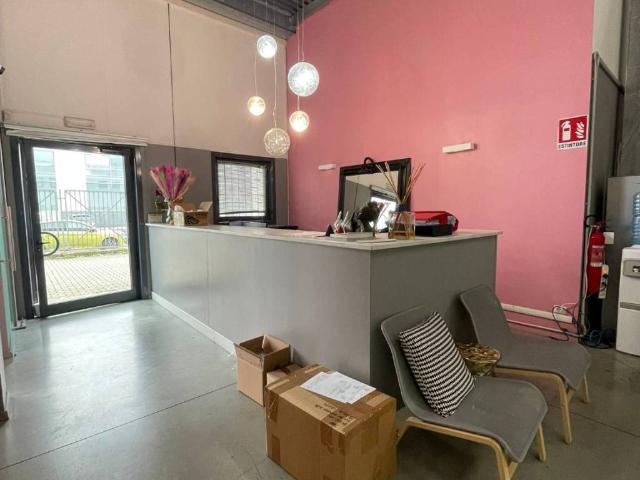 Locale Commerciale in affitto a Le Badie, Prato