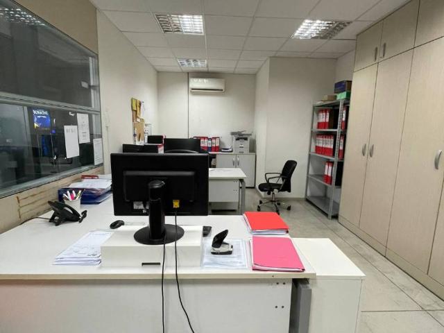 Locale Commerciale in affitto a Le Badie, Prato