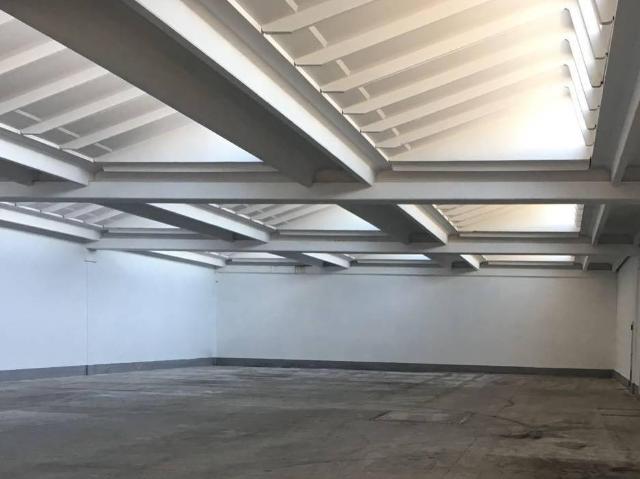 Locale Commerciale in affitto a Le Badie, Prato