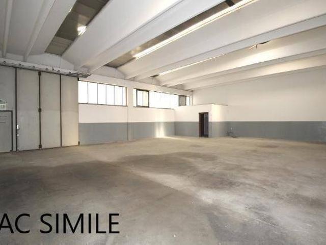 Locale Commerciale in affitto a Le Badie, Prato