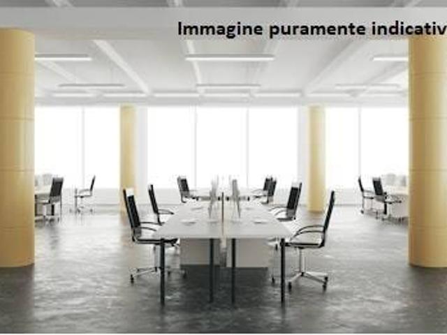 Locale Commerciale in affitto a Le Badie, Prato