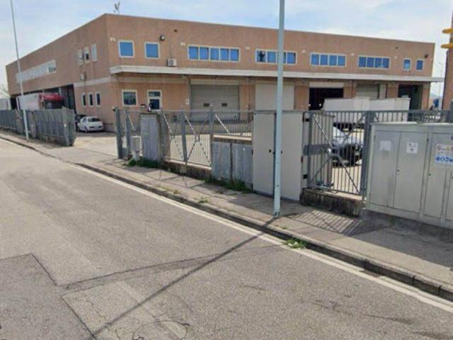 Locale Commerciale in affitto a Prato, Santa Maria a Colonica