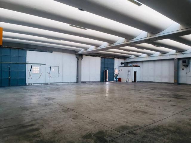 Locale Commerciale in affitto a Casale, Prato